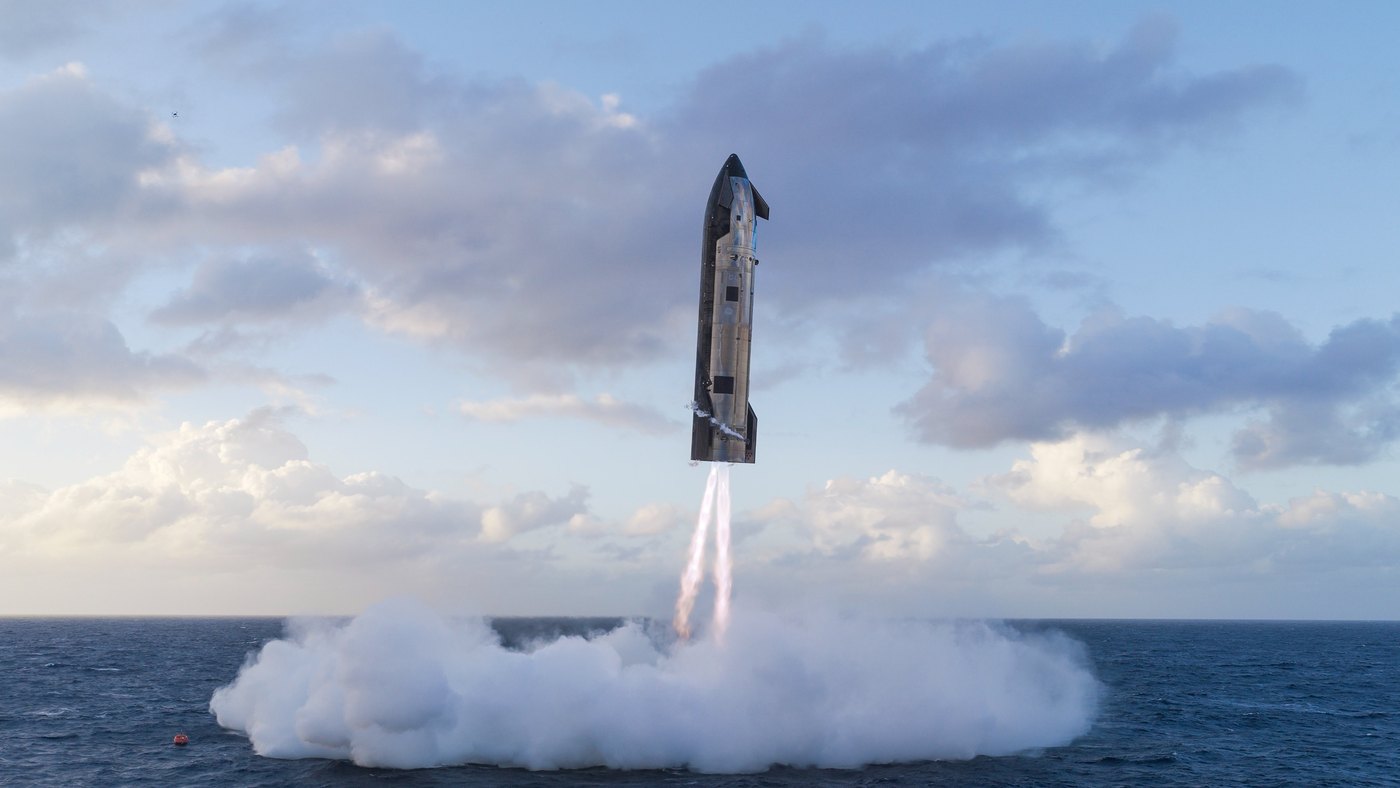 Starship landing burn above the ocean